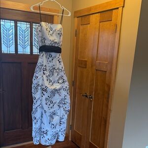 Beautiful White Morgan 4 Ever Gown with Black & Silver Paisley Pattern sz 5/6